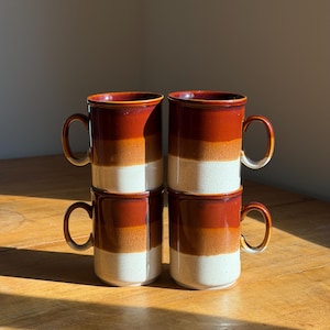 Conjunto de 4 canecas de cerâmica vintage fabricadas no Canadá – Xícaras de café com listras em degradê marrom e vermelho.