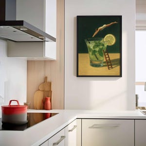 Pu&ograve; includere: Stampa artistica incorniciata raffigurante un cocktail mojito con un subacqueo, una fetta di limone e una piccola scala. Il bicchiere da cocktail &egrave; pieno di menta e ghiaccio. Il subacqueo indossa un costume da bagno bianco. Lo sfondo &egrave; verde scuro e giallo.