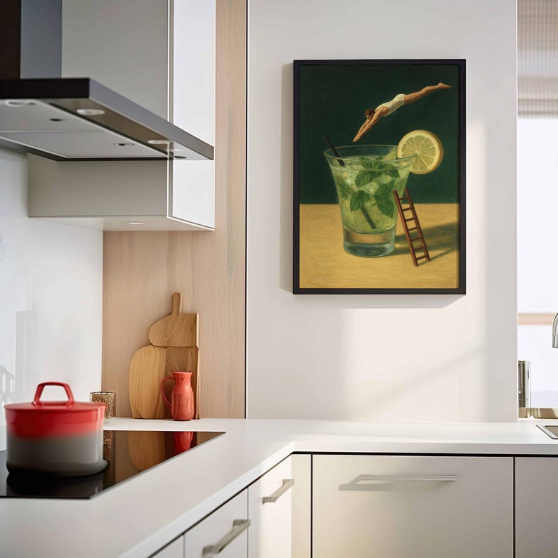 Pu&ograve; includere: Stampa artistica incorniciata raffigurante un cocktail mojito con un subacqueo, una fetta di limone e una piccola scala. Il bicchiere da cocktail &egrave; pieno di menta e ghiaccio. Il subacqueo indossa un costume da bagno bianco. Lo sfondo &egrave; verde scuro e giallo.