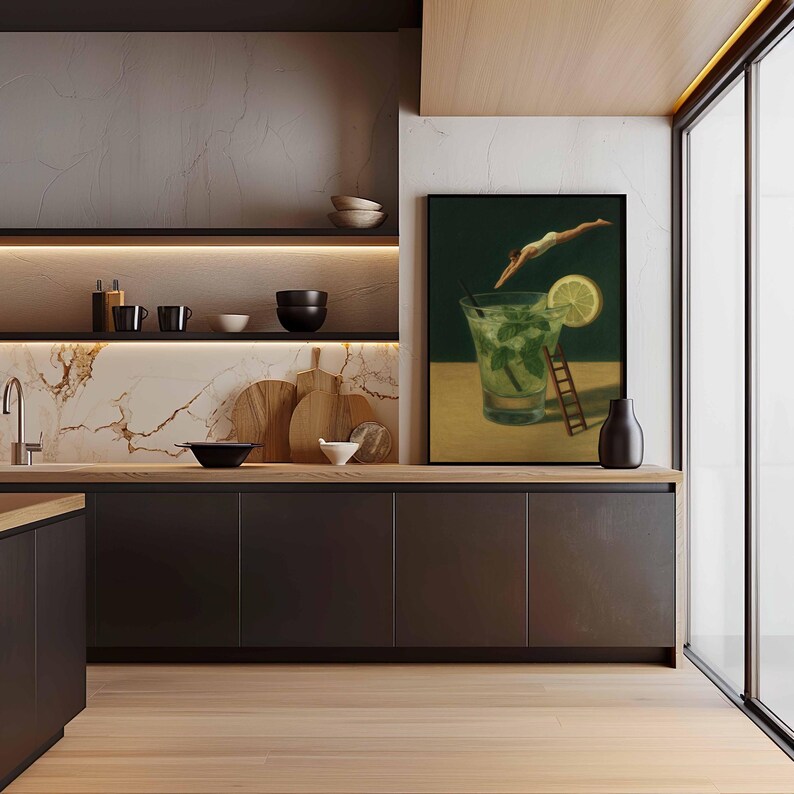 Pu&ograve; includere: Una stampa artistica incorniciata raffigura un cocktail mojito con un subacqueo. L'opera presenta un cocktail verde con menta e una fetta di limone, una piccola scala di legno e uno sfondo verde scuro. La stampa &egrave; esposta in una cucina moderna.