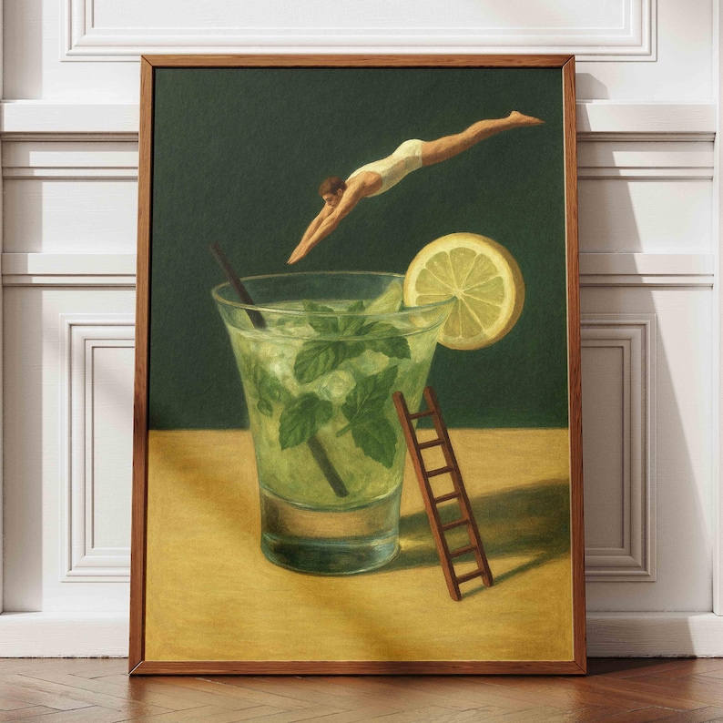 Pu&ograve; includere: Una stampa artistica incorniciata raffigura un cocktail mojito con una fetta di limone e una piccola scala di legno. Una persona in costume da bagno bianco si tuffa nella bevanda. Lo sfondo &egrave; verde scuro e il tavolo &egrave; giallo.