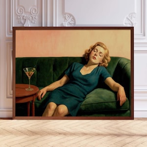 Kobieta na kanapie z Martini | Dekoracja baru Cocktail Art | Miękki tonalny obraz olejny | Estetyczny prezent na obraz olejny | Modna ściana kuchenna