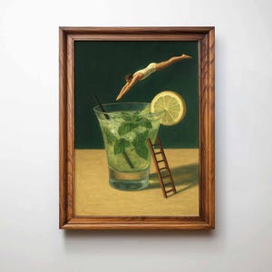 Pu&ograve; includere: Un'opera d'arte incorniciata raffigura un mojito rinfrescante con una fetta di limone e una piccola scala. Una persona in costume da bagno bianco si tuffa nella bevanda. L'opera &egrave; ambientata su uno sfondo verde scuro e una superficie giallo chiaro.