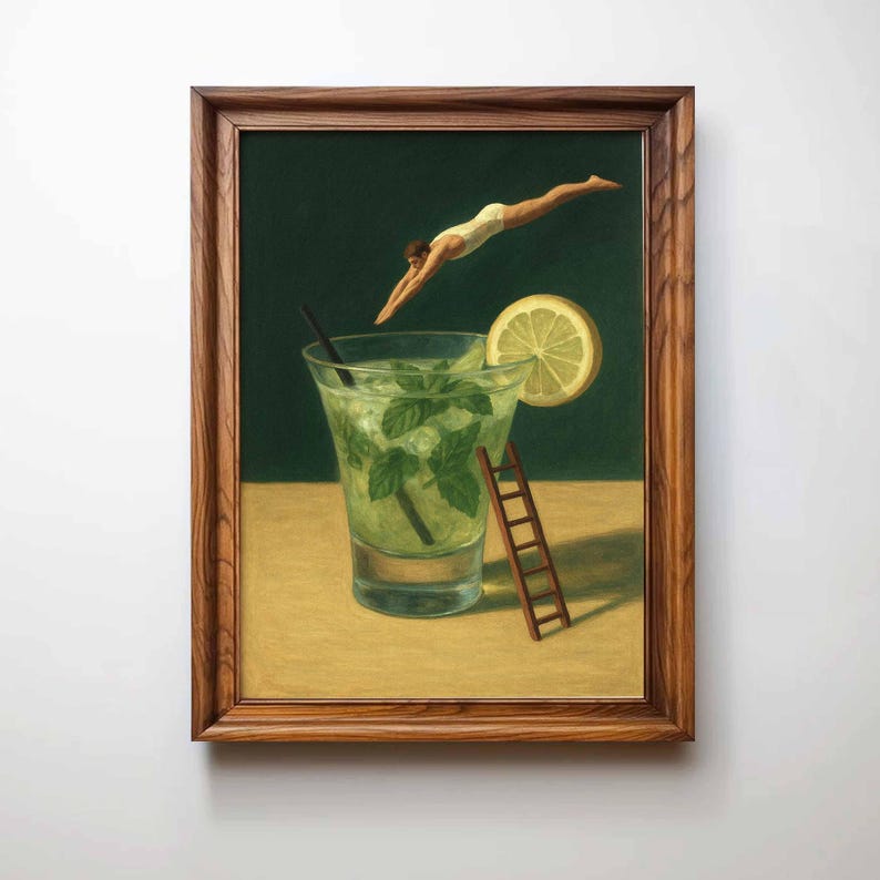 Pu&ograve; includere: Un'opera d'arte incorniciata raffigura un mojito rinfrescante con una fetta di limone e una piccola scala. Una persona in costume da bagno bianco si tuffa nella bevanda. L'opera &egrave; ambientata su uno sfondo verde scuro e una superficie giallo chiaro.