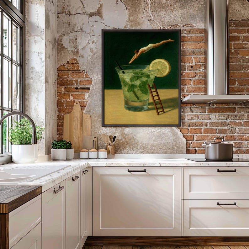 Pu&ograve; includere: Stampa artistica incorniciata raffigurante un cocktail mojito con un sub, una scala e una fetta di limone. Il bicchiere da cocktail &egrave; pieno di menta e ghiaccio. Il sub &egrave; in procinto di tuffarsi nella bevanda.