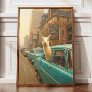 Stampa artistica di un divertente lama in macchina / Decorazione murale di un animale retrò e stravagante / Poster umoristico di un alpaca ispirato al vintage / Opera d'arte moderna e originale per la stanza