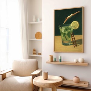 Pu&ograve; includere: Una stampa artistica incorniciata raffigura un cocktail mojito con un sub. Il cocktail verde presenta foglie di menta, una fetta di limone e una piccola scala di legno. Una persona in costume da bagno bianco si tuffa nella bevanda. L'opera d'arte &egrave; esposta in una stanza chiara.