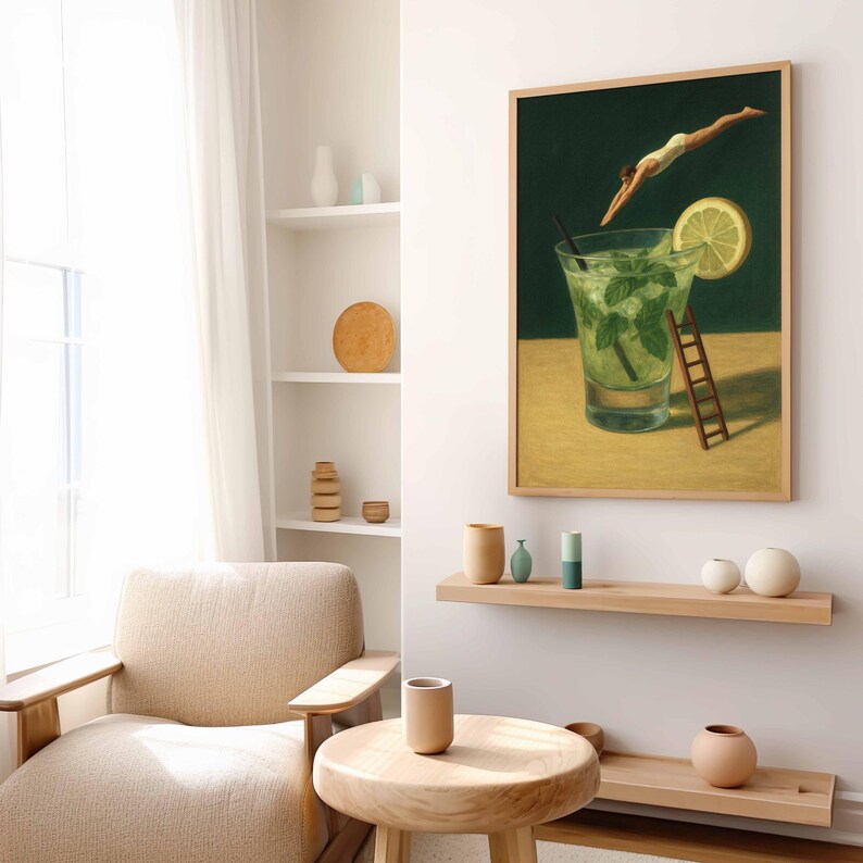 Pu&ograve; includere: Una stampa artistica incorniciata raffigura un cocktail mojito con un sub. Il cocktail verde presenta foglie di menta, una fetta di limone e una piccola scala di legno. Una persona in costume da bagno bianco si tuffa nella bevanda. L'opera d'arte &egrave; esposta in una stanza chiara.