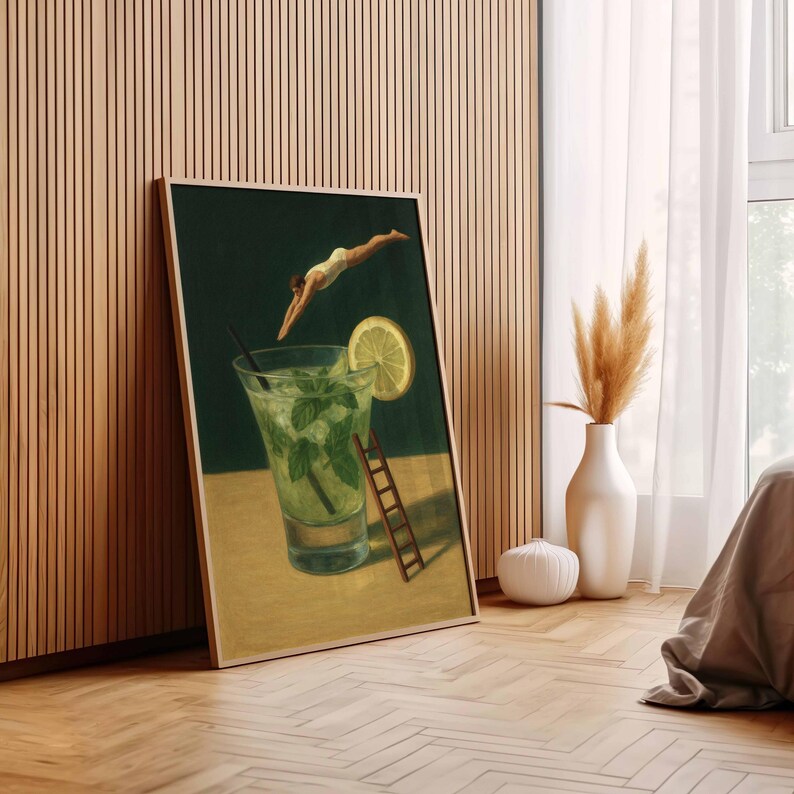 Pu&ograve; includere: Stampa artistica incorniciata raffigurante un cocktail mojito con una fetta di limone e foglie di menta. Una persona in costume da bagno bianco si tuffa nella bevanda. Una piccola scala di legno &egrave; appoggiata al bicchiere.