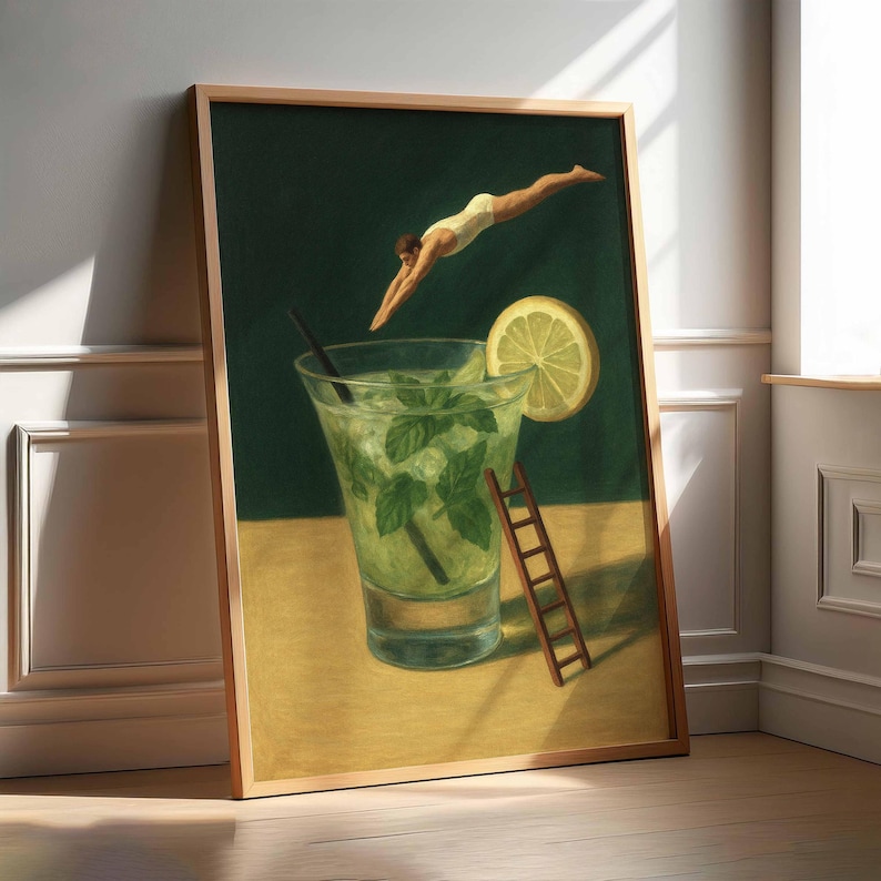 Pu&ograve; includere: Stampa artistica incorniciata raffigurante un cocktail mojito con un subacqueo. Il bicchiere da cocktail &egrave; pieno di menta e ghiaccio, guarnito con una fetta di limone. Una piccola scala di legno &egrave; appoggiata al bicchiere.