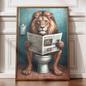 Stampa artistica di un leone divertente sul water, esilarante decorazione da parete per il bagno dei bambini o per il bagno degli ospiti, illustrazione di un leone che legge il giornale.