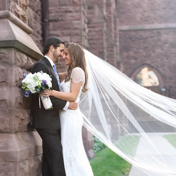 Velo de novia catedral, tul suave, largo capilla, color marfil.