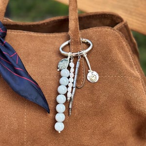 Dije de bolso de plata, llavero bohemio hecho a mano, dije de bolso de inspiración vintage, dije de bolso con cuentas de vidrio y perlas de piedras, llavero bonito, llavero
