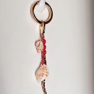 Bedel strandtas, bedel schelptas, schelpbedel, bedel gouden tas, schelpsleutelhanger, sleutelhanger kust, cadeau strandliefhebber, oceaanbedel