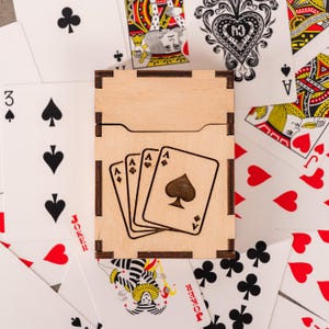 Holzspielkartenbox, rustikaler Holzspielkartenkasten, Spielkarte Box Poker, Herren Geschenk, Reisespiel Geschenk, Andenken Kartenbox