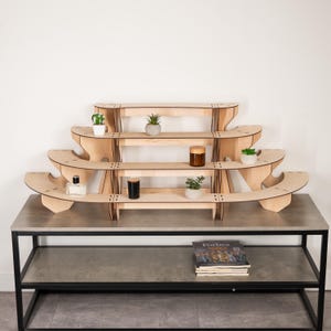 Moderner Ausstellungsständer, Sperrholzregal, Ausstellungsregal für Aufkleber, Untersetzer, Laser-Cut-Organizer, Thekenständer