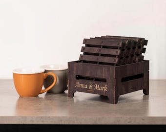 Set of 4 coasters with holder, Pallet coasters, Mini pallet coasters, Custom coaster set with names, Mini pallet wooden coasters in a crate
