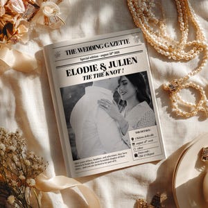 Peut inclure: Un journal sur le thème du mariage, "THE WEDDING GAZETTE", avec le titre "ELODIE & JULIEN TIE THE KNOT!". Une photo en noir et blanc d'un couple est présentée. Le journal est entouré de perles et de décorations florales.