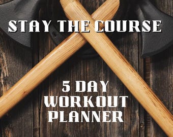 Può includere: Due asce con manici in legno sono incrociate su uno sfondo di legno scuro. Il testo "STAY THE COURSE" è in alto e "5 DAY WORKOUT PLANNER" sotto. Le asce hanno teste nere.