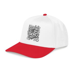 Könnte beinhalten: Eine weiße Baseballkappe mit rotem Schirm und einem roten Knopf an der Oberseite. Das Vorderteil zeigt einen schwarzen Grafikdruck mit dem Text "EVERYDAY ALL DAY THORO", umgeben von Illustrationen von Geldsäcken, Würfeln und Münzen.