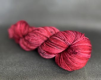 Hilo para calcetines teñido a mano: mezcla de merino superlavado color merlot rojo intenso