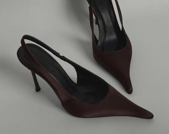 Sapatos de salto slingback em cetim marrom | Scarpins de bico fino com salto agulha | Sapatos de salto elegantes em tom chocolate | Sapatos minimalistas para a noite | Sapatos de salto para ocasiões formais