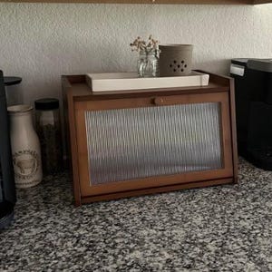 Rustik brödlåda i trä: Förvaring i lantlig köksstil med rulltäcke