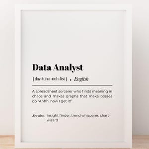 Peut inclure: Un cadre blanc avec l'inscription "Data Analyst" en noir. Le texte comprend une définition, une prononciation phonétique et des termes connexes tels que "insight finder" et "trend whisperer".