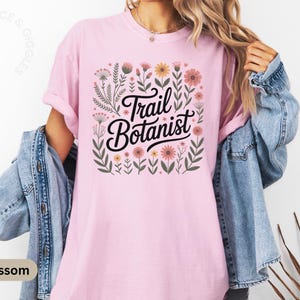Camiseta para amantes de los senderos con colores cómodos, divertida camiseta de overlanding para mujer, camiseta floral para senderos, top de aventura al aire libre, linda camiseta de senderismo para ella