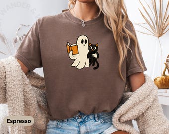 Camiseta Comfort Colors Ghost Cat, Camiseta fofa com livro de Halloween, Estética saudável de gato preto, Camiseta retrô assustadora, Camiseta aconchegante Ghostcore de outono
