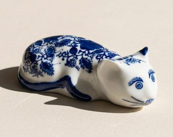 Gato de porcelana azul e branco