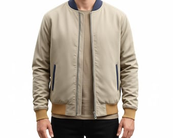 Chaqueta bomber beige para hombre: ligera, con cremallera y detalles en azul marino