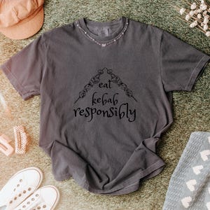 Eat Kebab Responsibly T-Shirt – Funny Dad Foodie Shirt, Vintage Style Unisex Tee, Turkish Funny Gift, Gift  Kebab Lovers, Grill Lovers Gift
