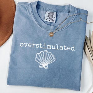 Comfort Colors® Overstimulated Shell Shirt, Funny Introvert Shirt, Gen Z Tee, Sarkastyczna koszulka graficzna, Mental Health Humor Tee, Funny Shirt