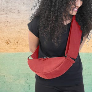 Rote Leder-Halbmondtasche für Damen - Umhängetasche, Schultertasche, geräumig, verstellbarer Riemen, mehrere Fächer