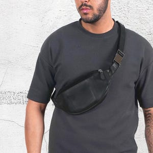 Sac bandoulière en cuir noir - Sac poitrine et sac banane pour homme