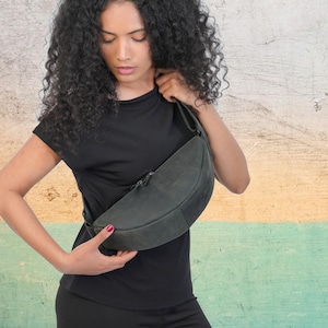 Umhängetasche aus schwarzem Leder für Damen - Verstellbarer Riemen und mehrere Fächer