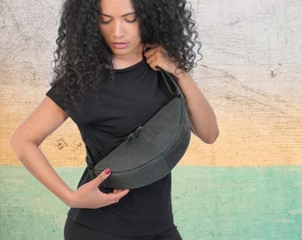 Bolso bandolera de piel negra para mujer: correa ajustable y múltiples compartimentos.