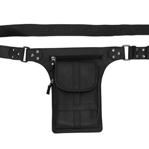 Puede incluir: Ri&ntilde;onera de cuero negro con cintur&oacute;n. La ri&ntilde;onera tiene un bolsillo rectangular con solapa, un bolsillo con cremallera y un cintur&oacute;n con hebilla. El cintur&oacute;n tiene varios agujeros para ajustar y est&aacute; asegurado con remaches.