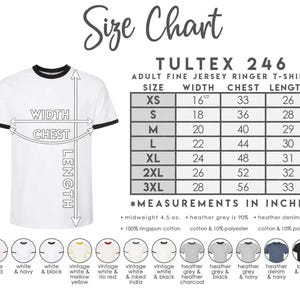 Puede incluir: Camiseta blanca con ribete negro, tabla de tallas y detalles del producto. La tabla enumera las tallas XS a 3XL con medidas en pulgadas para ancho, pecho y largo. Incluye la composici&oacute;n de la tela y opciones de color.