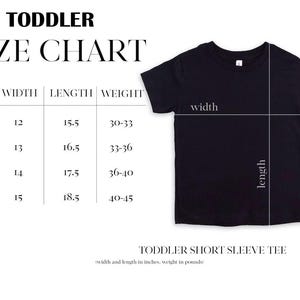 Może przedstawiać: Czarny t-shirt z kr&oacute;tkim rękawem dla malucha z tabelą rozmiar&oacute;w. Tabela pokazuje rozmiary od 2T do 5T, z szerokością i długością w calach oraz wagą w funtach. Koszulka ma pomiar szerokości i pomiar długości.