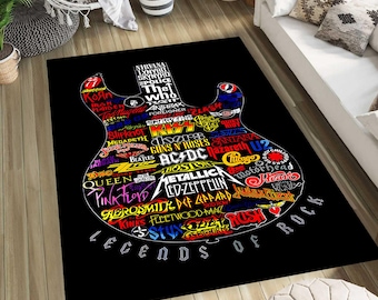 Könnte beinhalten: Ein rechteckiger schwarzer Teppich mit einer großen gitarrenförmigen Grafik, die aus verschiedenen Bandnamen in bunter Typografie besteht. Der Text enthält Namen wie Metallica, AC/DC, Kiss und Pink Floyd sowie den Schriftzug Legends of Rock unten.
