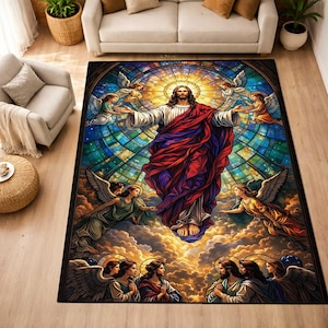 Könnte beinhalten: Ein großer rechteckiger Teppich mit einem Buntglas-Design, das Jesus mit ausgestreckten Armen zeigt, umgeben von Engeln und hellem Licht. Der Teppich hat einen schwarzen Rand und liegt auf einem hellen Holzboden.