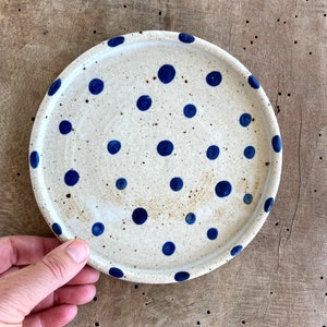 Plato para pastel de cerámica con lunares: plato para servir de cerámica azul hecho a mano