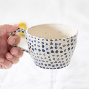 Taza de café grande / taza de sopa de cerámica / taza de café de gres,  lunares rojos y blancos, taza EXTRA GRANDE, taza linda de cerámica hecha a  mano -  España