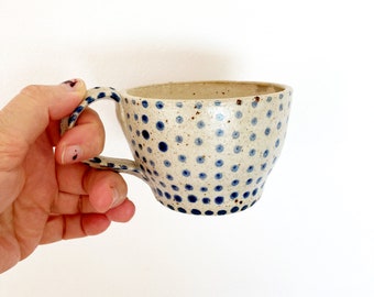 MADE TO ORDER Blau weiße kleine Tasse, Kaffeetasse mit Henkel, Handgemachte Polka Dot Keramik, Kleine Hygge Tasse mit blauem Muster, dänische Tasse