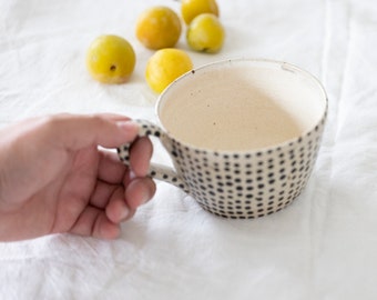 MADE TO ORDER Schwarz weiß große Tassen, Kaffee Tee Suppe Ramen Tasse mit Griffen, Handgemachte Polka Dot Keramik, Große Hygge Tassen, B/W Tassen