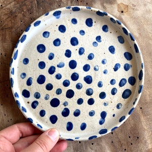 Plato de cerámica para tartas hecho a mano: Plato de cerámica con lunares azules