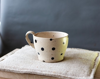 AUF BESTELLUNG Große schwarze elfenbeinfarbene Tasse, Kaffee-Tee-Suppe-Ramen-Tasse mit Henkel, handgefertigte Polka-Dot-Muster-Keramik, große Hygge-Tasse schwarz weiß