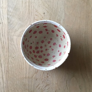 手作りの赤と白の陶器ボウル：素朴なタパスボウル